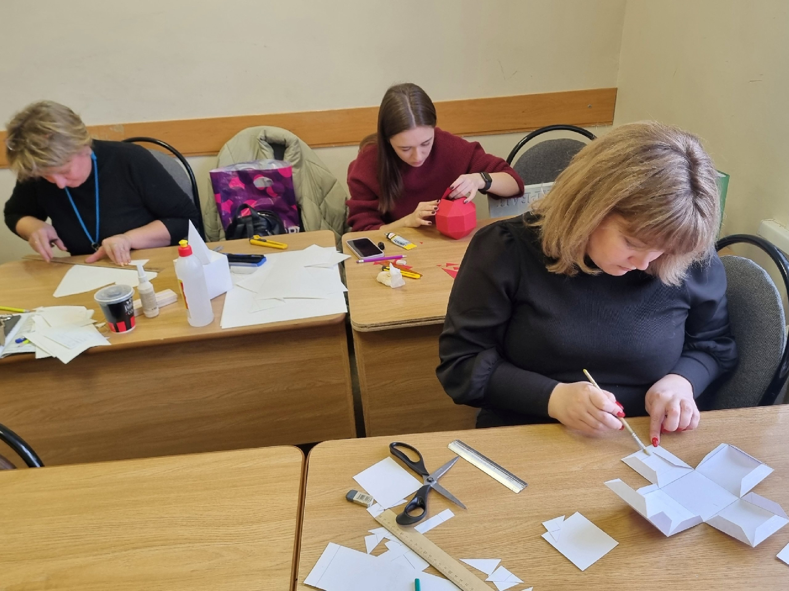 24 января доцентом кафедры Изобразительное искусство и культурология Таланиной О.В. был проведен мастер-класс с группой 20ЗНПИ51 по теме Основы бумагопластики. Методы сложения полигональных фигур